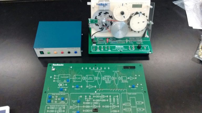 Con medidas de protocolo, estudiantes de Ingeniería Electromecánica realizaron prácticas en el Laboratorio