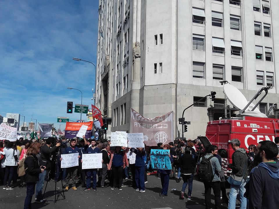 Abrazo de trabajadores al Ministerio de Salud