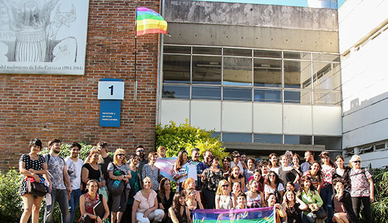 La bandera del colectivo LGTBIQy+ flamea en el Campus de la UNGS