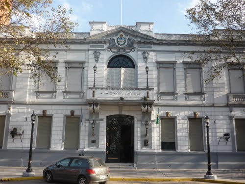 Municipales cierran y negocian sus paritarias en la región