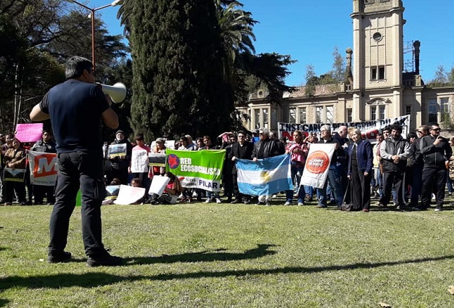 Vecinos y vecinas realizaron un abrazo en defensa de las tierras del Pellegrini