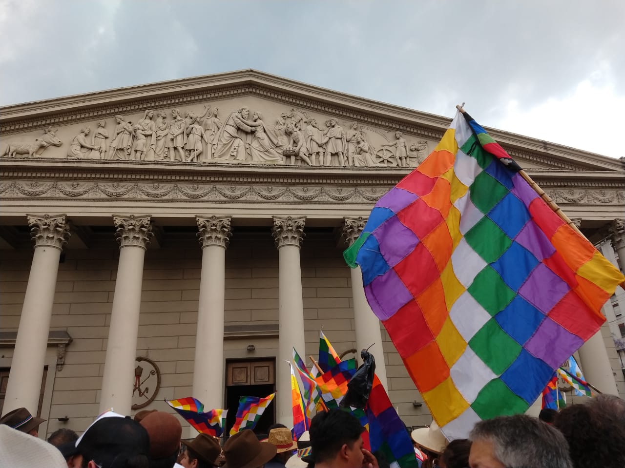 Se realizó un masivo whipalazo en solidaridad con el pueblo boliviano