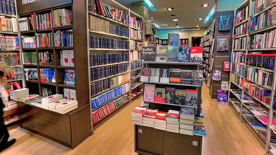 Librerías en alerta tras la decisión de un grupo editorial de vender por Mercado Libre | Heber Ostroviesky en Télam