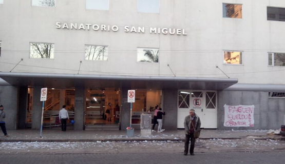 Trabajadores reclaman por sueldos atrasados en clínica de San Miguel