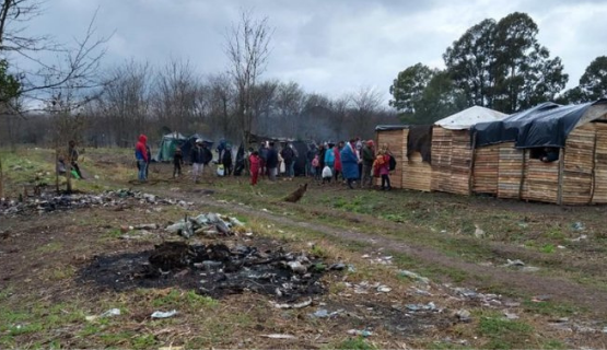 Comenzaron a reubicar a las familias de la toma de Moreno