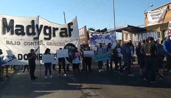 Trabajadores de Madygraf cortan Colectora en apoyo a las familias de Guernica
