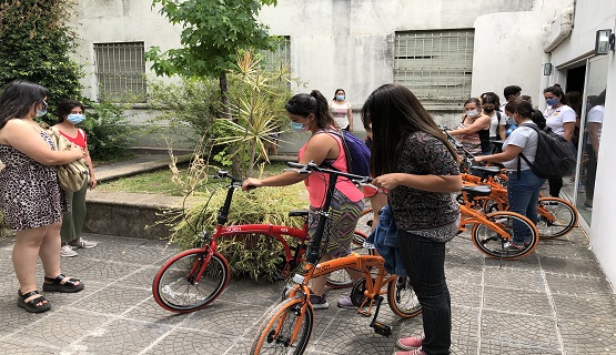 Bicicletas para estudiantes del Voluntariado y trabajadoras del servicio de limpieza