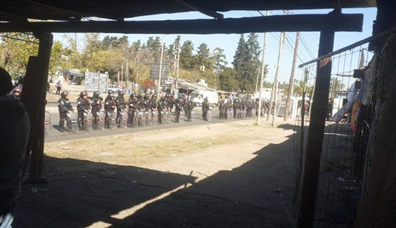 Represión policial en la Feria de Las Flores en Moreno