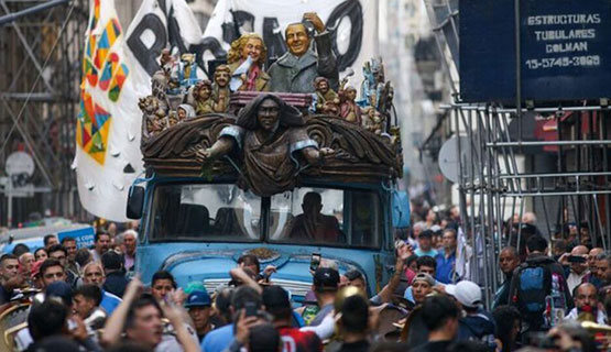 Vivir de la ucronía o anunciar que el mal encarnado en el pueblo siempre viene llegando | L. Rozenmacher en Página 12