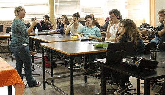 Estudiantes secundarios experimentaron con física y química en el campus