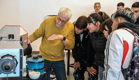 Dar a conocer y celebrar la producción de conocimiento científico y tecnológico
