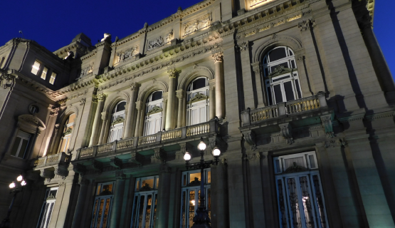 Estudiantes, graduados y graduadas de Lengua y Literatura presenciaron La traviata en el Teatro Colón