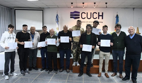 Entrega de diplomas estudiantes que finalizaron la Diplomatura en Automatización y Control en Chivilcoy