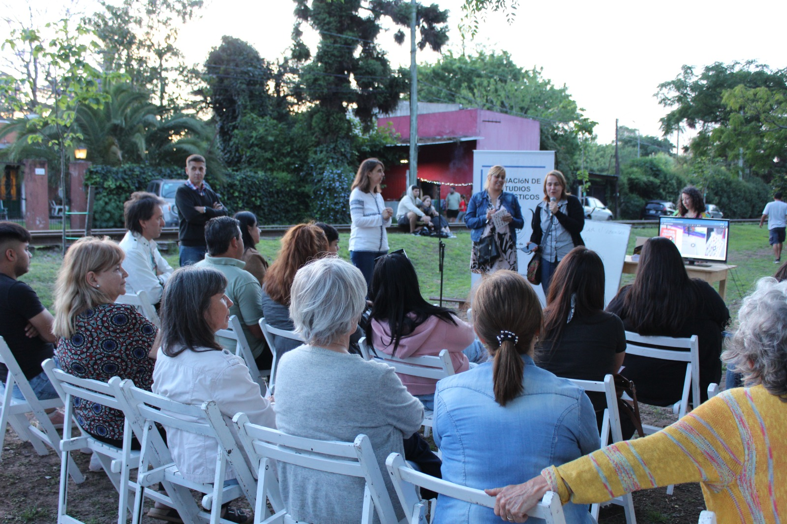 personas de distintas organizaciones miembros de Comunidad de lectores, sentadas escuchando las palabras de la directora de la Escuela Infantil