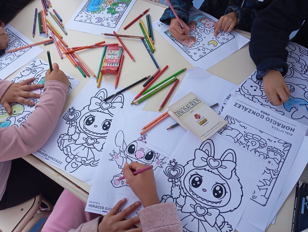 manos de niños pintando