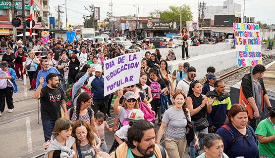 La comunidad salió a las calles para celebrar la educación popular