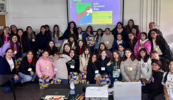 Niñas y adolescentes experimentaron con actividades de química, biología, computación, matemática y ecología